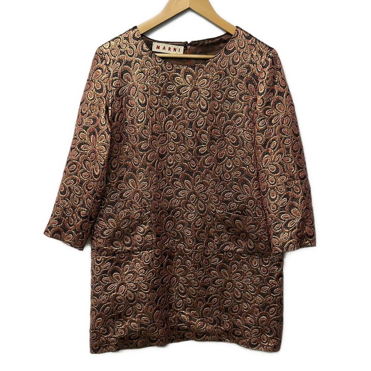 MARNI(マルニ) ワンピース サイズ38 S レディース - ピンクベージュ×ダークブラウン×ゴールド クルーネック/長袖/ミニ/ラメ