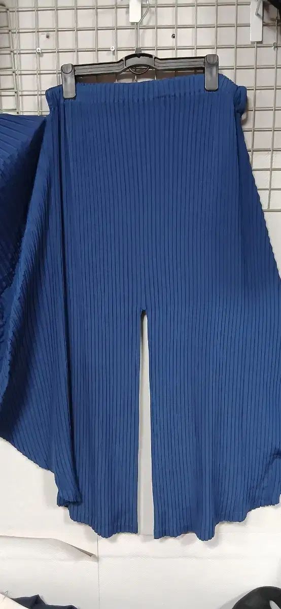 イッセイミヤケ プリーツ ワイド パンツ ブルー