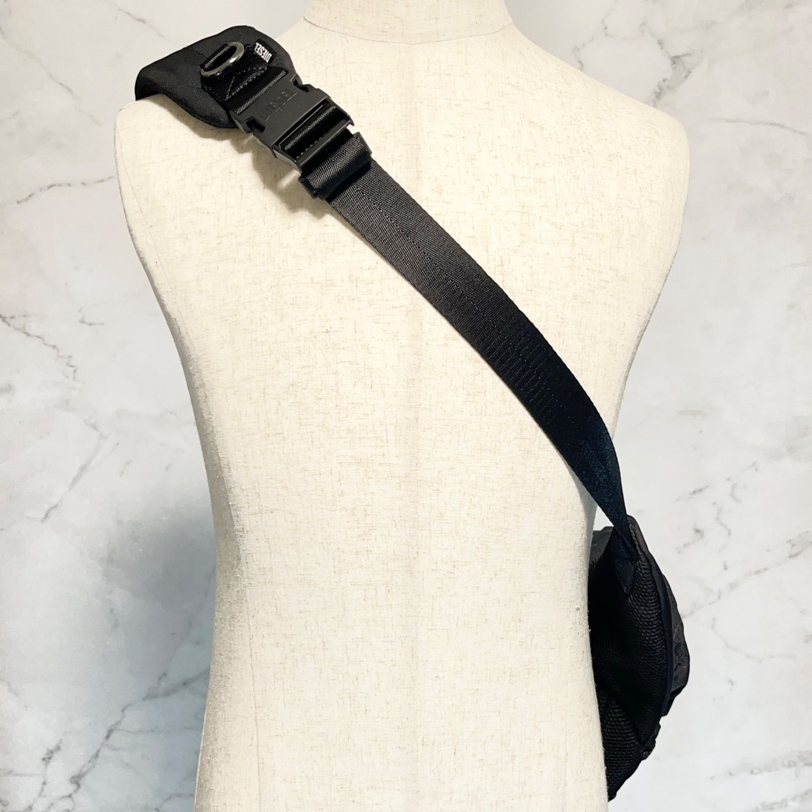 美品 DIESEL ディーゼル Zip-D-Sling Backpack In Check-Jacquard