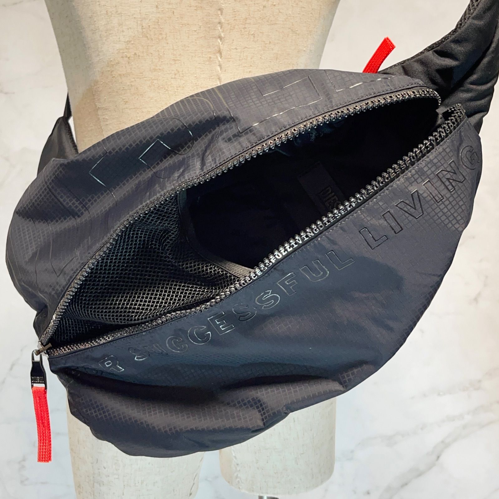 美品 DIESEL ディーゼル Zip-D-Sling Backpack In Check-Jacquard