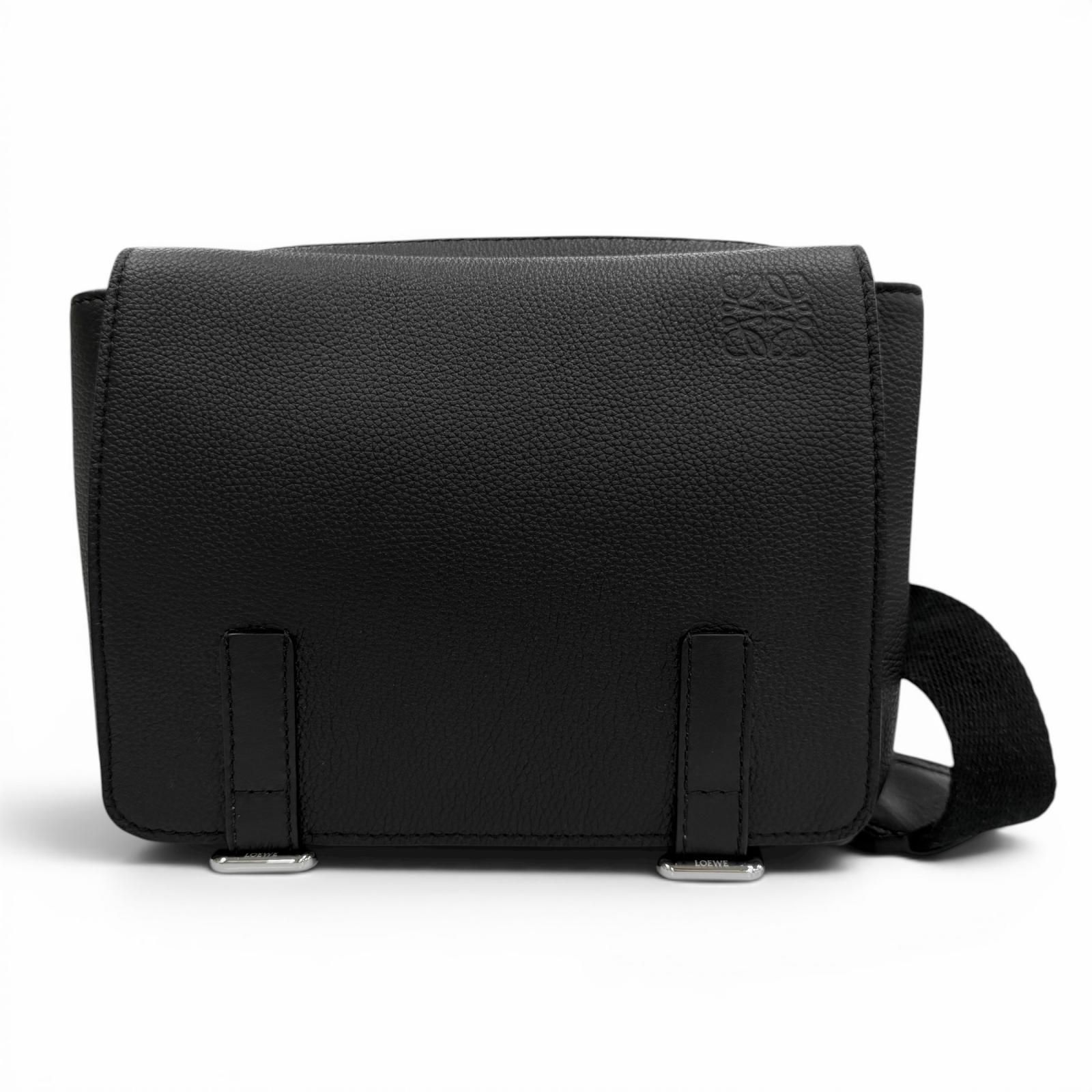 極美品▼LOEWE ロエベ B553A72X22 レザー アナグラムロゴ ミリタリーメッセンジャー ショルダーバッグ ブラック XS メンズ 定価276100円 定価276,100円 極美品▽LOEWE ロエベ B553A72X22 レザー アナグラムロゴ ミリタリー