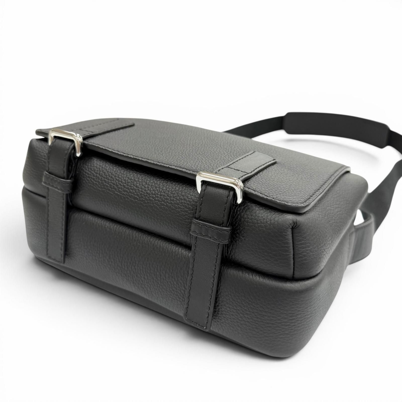 極美品▼LOEWE ロエベ B553A72X22 レザー アナグラムロゴ ミリタリーメッセンジャー ショルダーバッグ ブラック XS メンズ 定価276100円 定価276,100円 極美品▽LOEWE ロエベ B553A72X22 レザー アナグラムロゴ ミリタリー