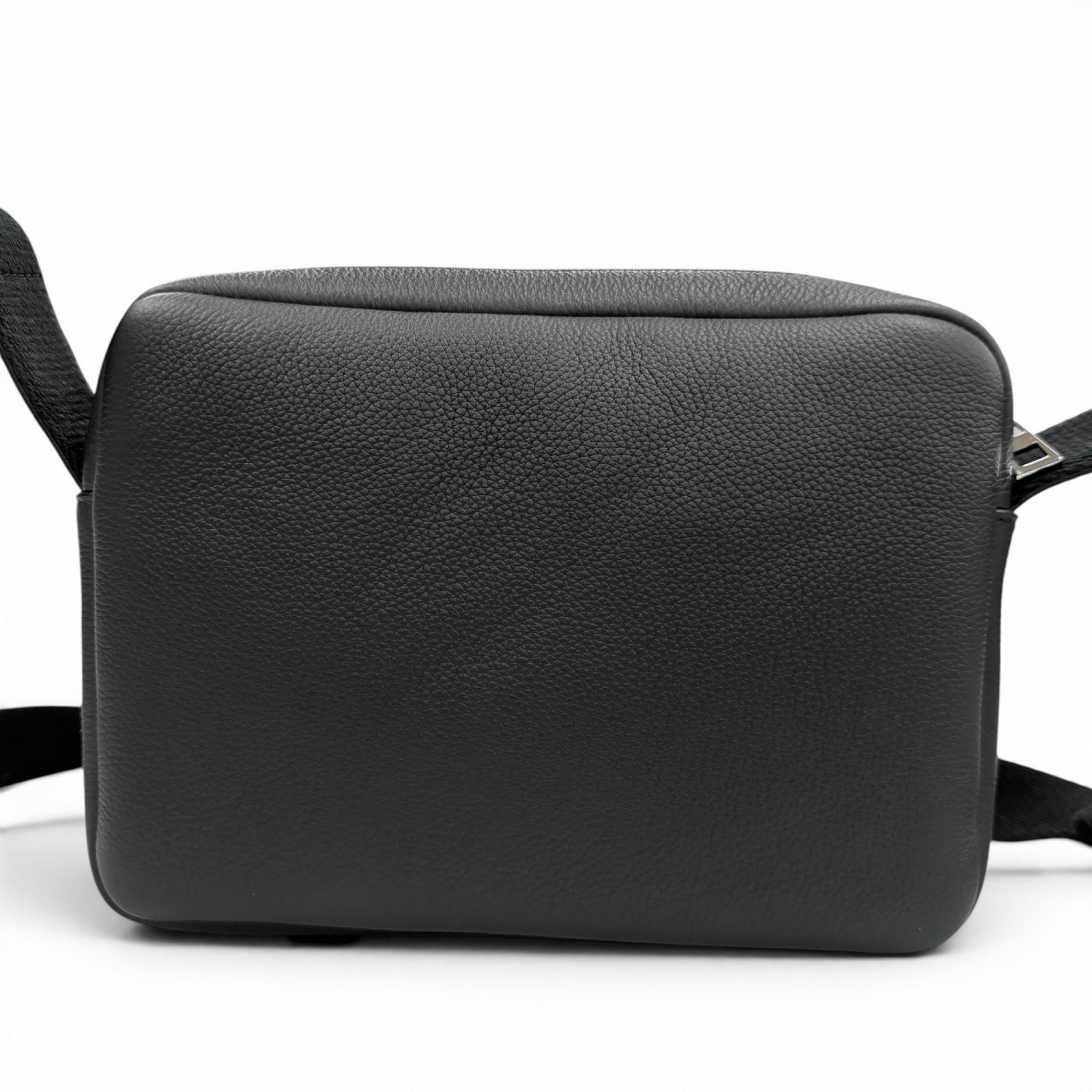 極美品▼LOEWE ロエベ B553A72X22 レザー アナグラムロゴ ミリタリーメッセンジャー ショルダーバッグ ブラック XS メンズ 定価276100円 定価276,100円 極美品▽LOEWE ロエベ B553A72X22 レザー アナグラムロゴ ミリタリー