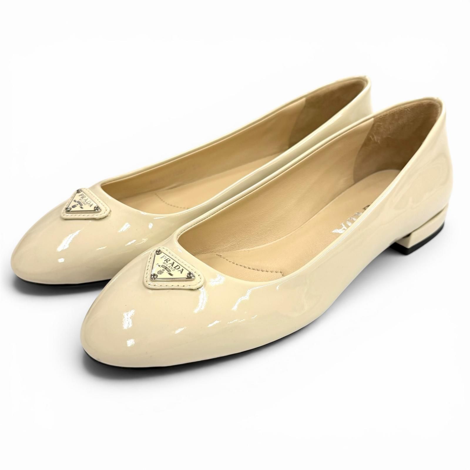 極美品★PRADA プラダ 1F200N トライアングルロゴ パテントレザー フラットパンプス アイボリー 35 イタリア製 レディース 箱・保存袋付き