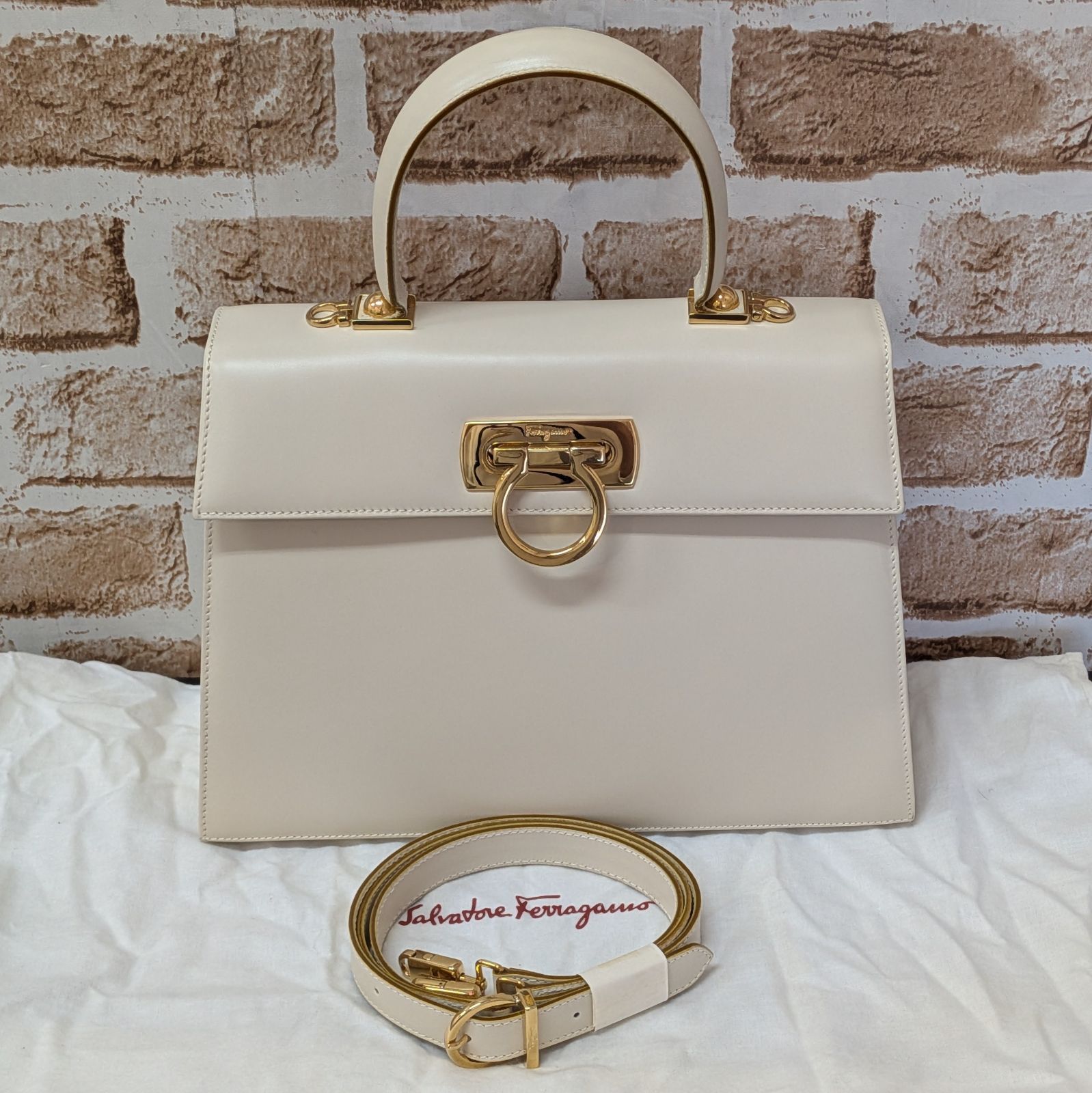 【美品】 フェラガモ ガンチーニ ハンドバッグ フォーマル 2way カード付 美品】Ferragamo フェラガモ ガンチーニ 2WAY ハンドバッグ アイボリー