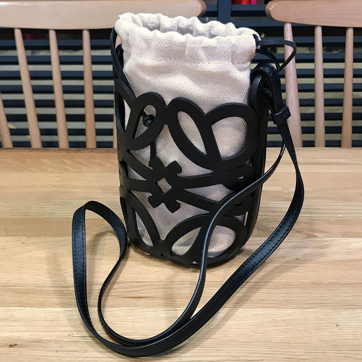 超美品 ロエベ アナグラム カットアウト ポケット レザー ブラック 斜め掛けショルダーバッグ ポシェット C922Y62X02 15569