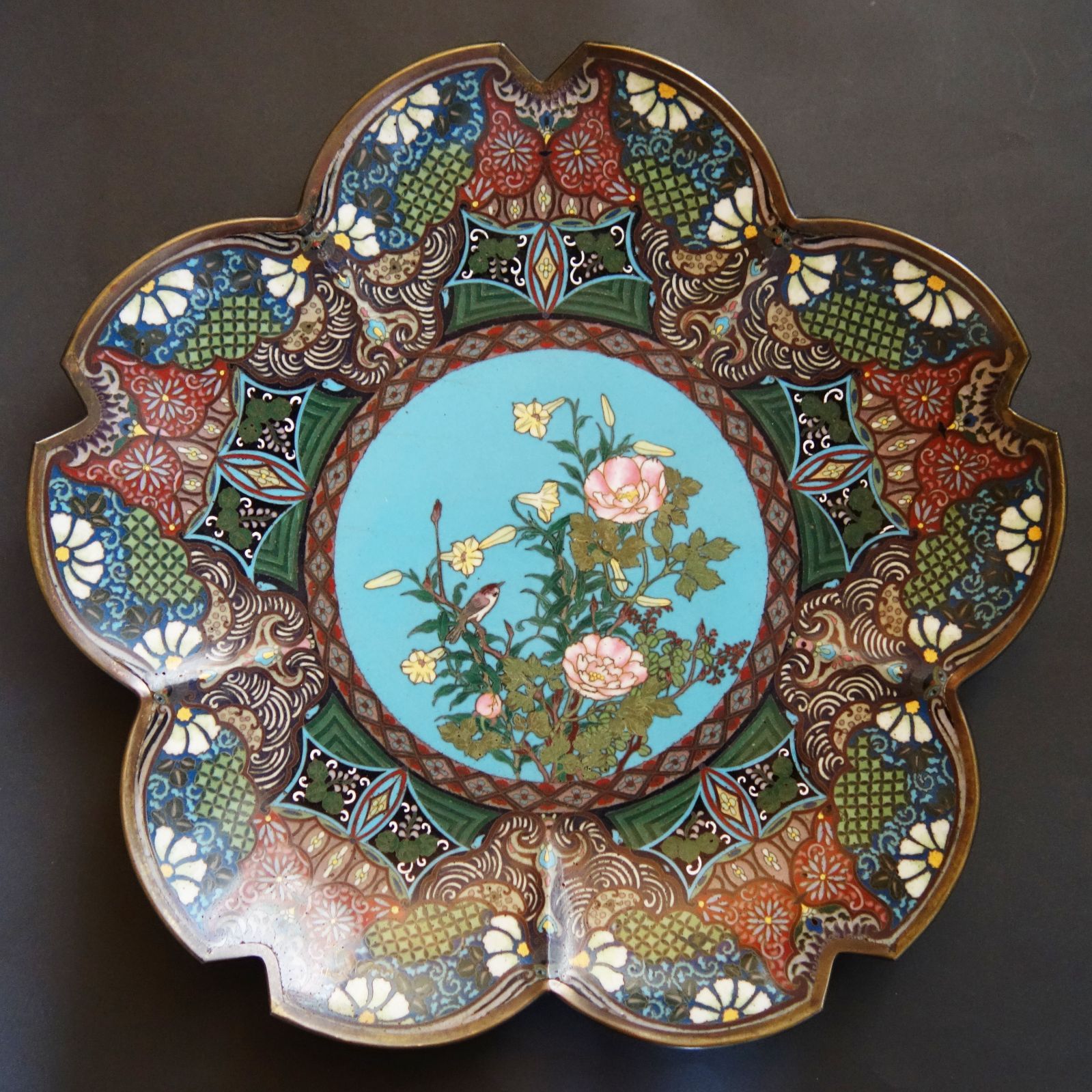 骨董逸品【桜花形 花鳥図 七宝飾皿】 七宝焼 七宝 飾皿 骨董 古美術 Dc25051501