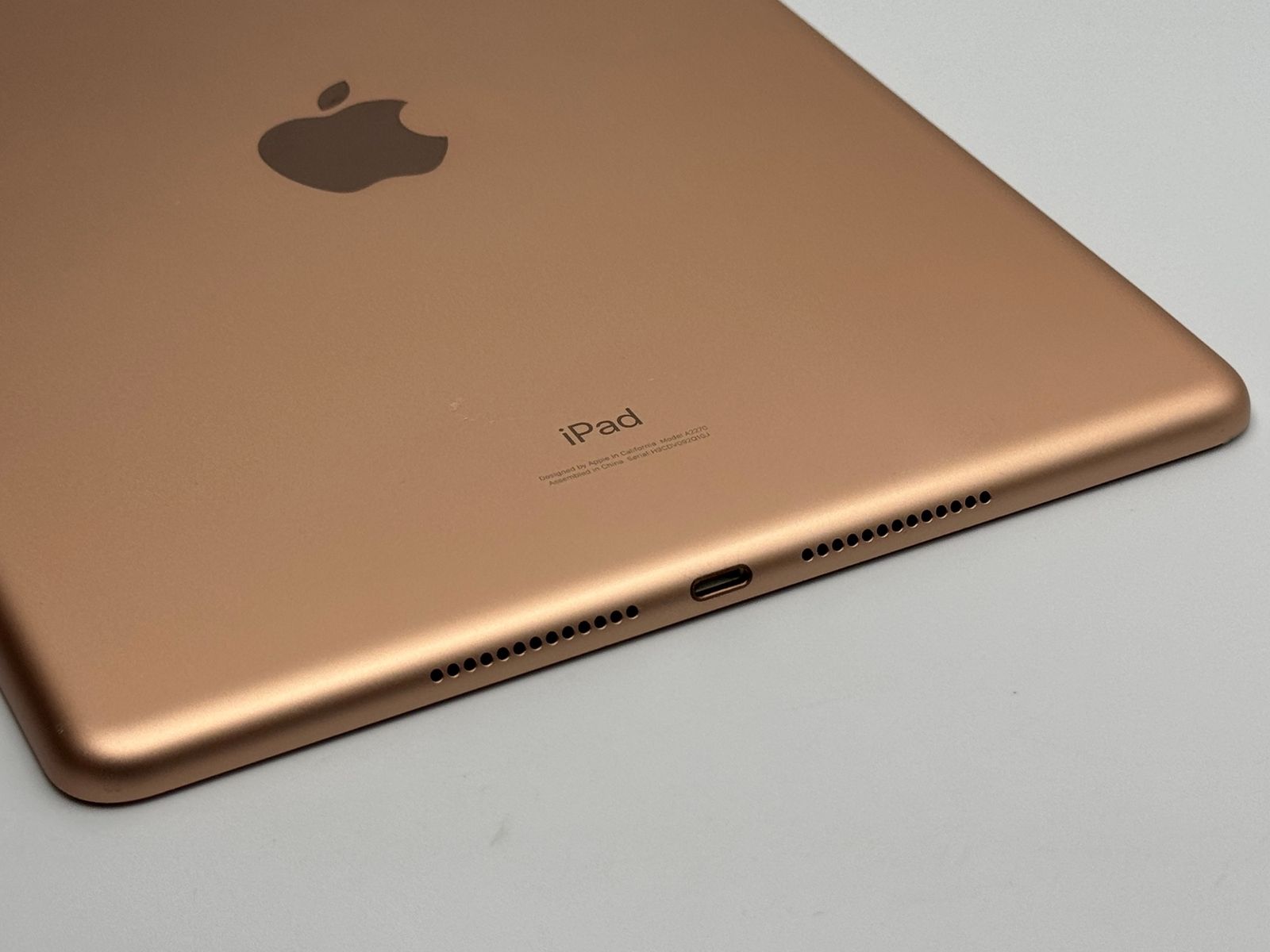 iPad 第8世代 128GB ゴールド 液晶割れ中古D - メルカリ