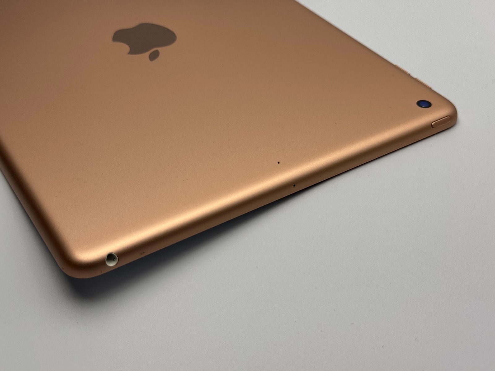 iPad 第8世代 128GB ゴールド 中古B - メルカリ