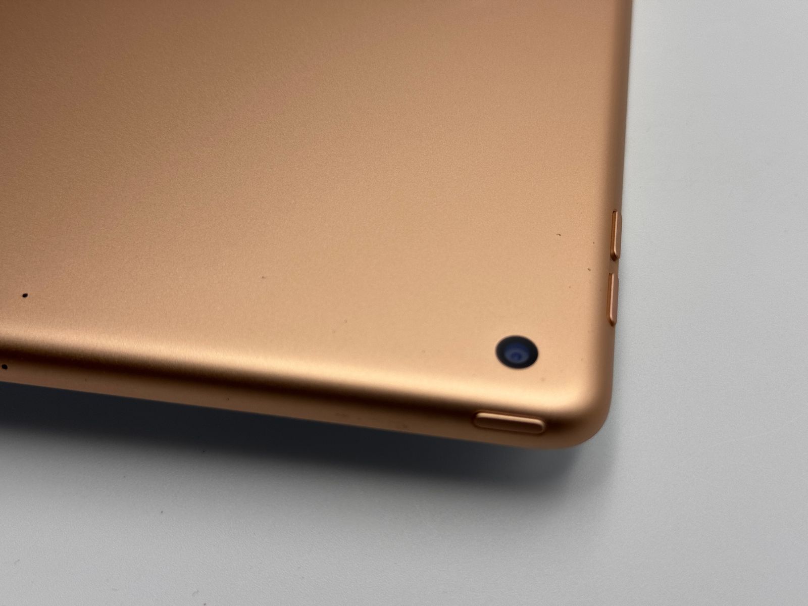 iPad 第8世代 128GB ゴールド 中古B - メルカリ