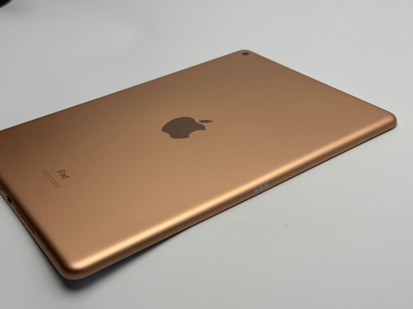 iPad 第8世代 128GB ゴールド 中古B - メルカリ