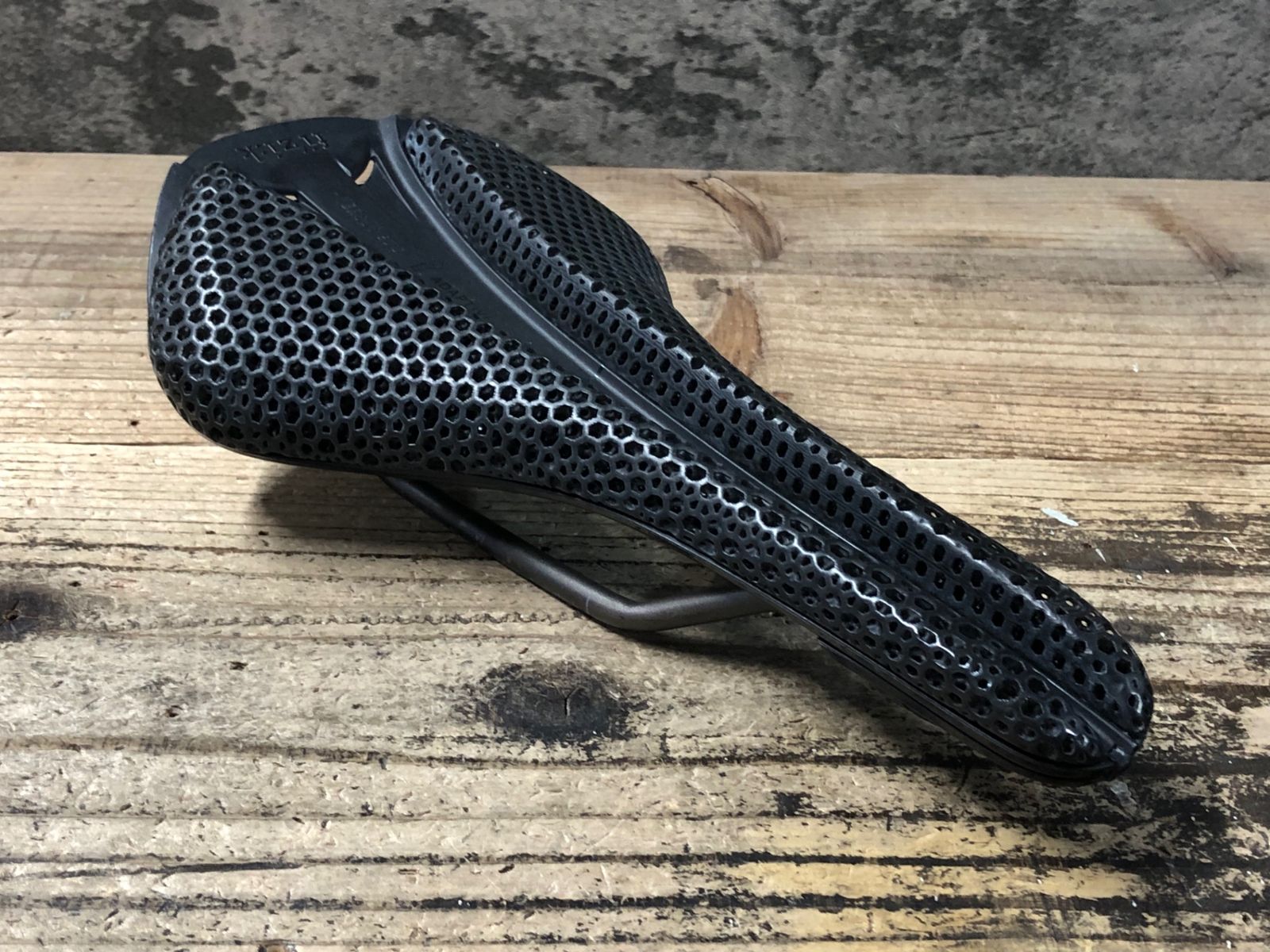 KC083 フィジーク Fizik ANTARES Versus Adaptive R1 3D サドル kium レール 139mm