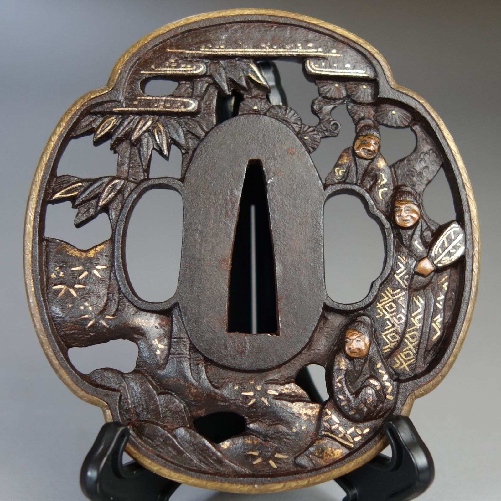 骨董逸品【松竹下三高士図透鍔 鉄地 金銅象嵌】(鍔箱付き) 日本刀 刀装具 鍔 鐔 武具 江戸 骨董 古美術 Ac26022202