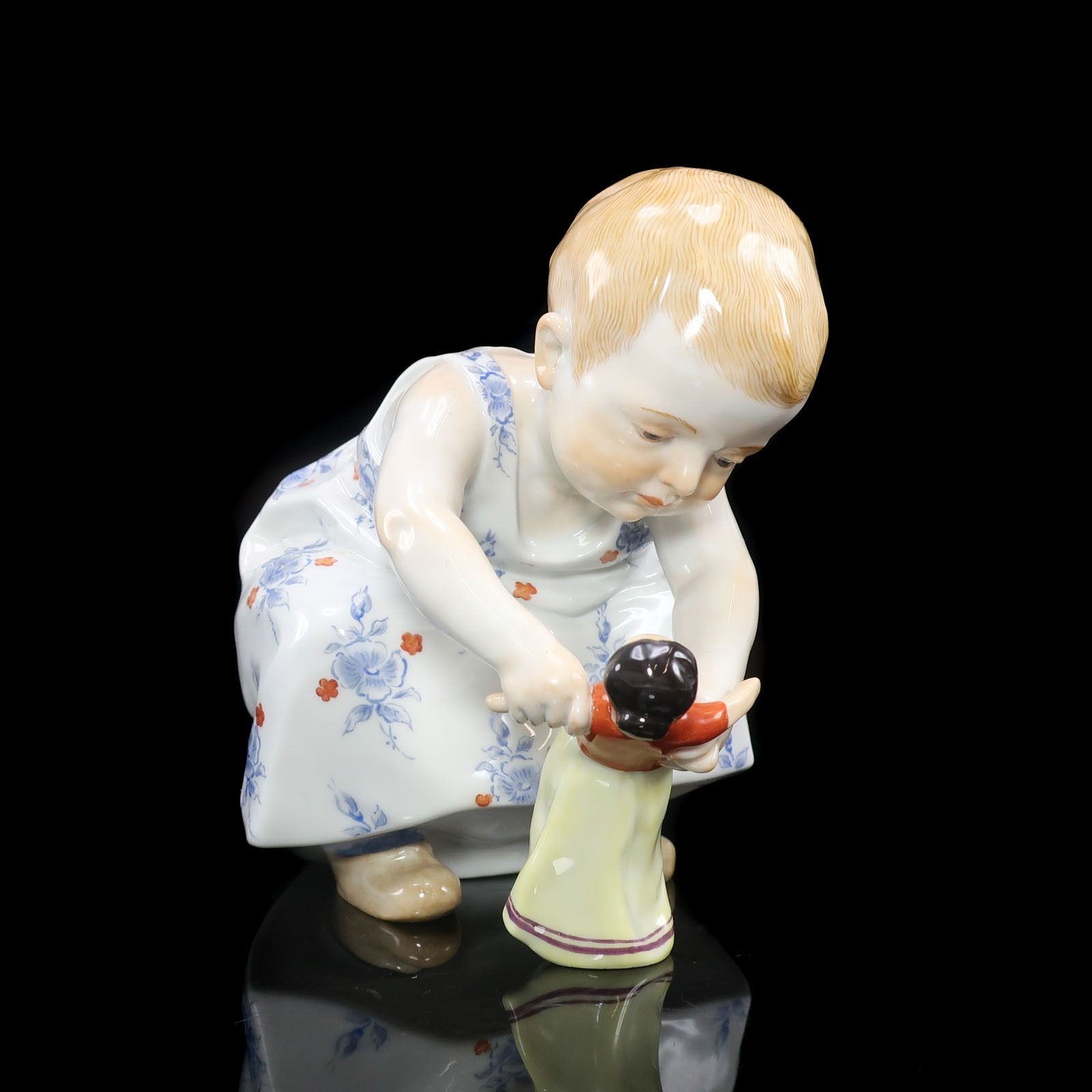 【Meissen】マイセン ヘンチェル人形 人形と遊ぶ子供 73363 ヘンチェルの子供シリーズ ポーセリン _ 置物 オブジェ