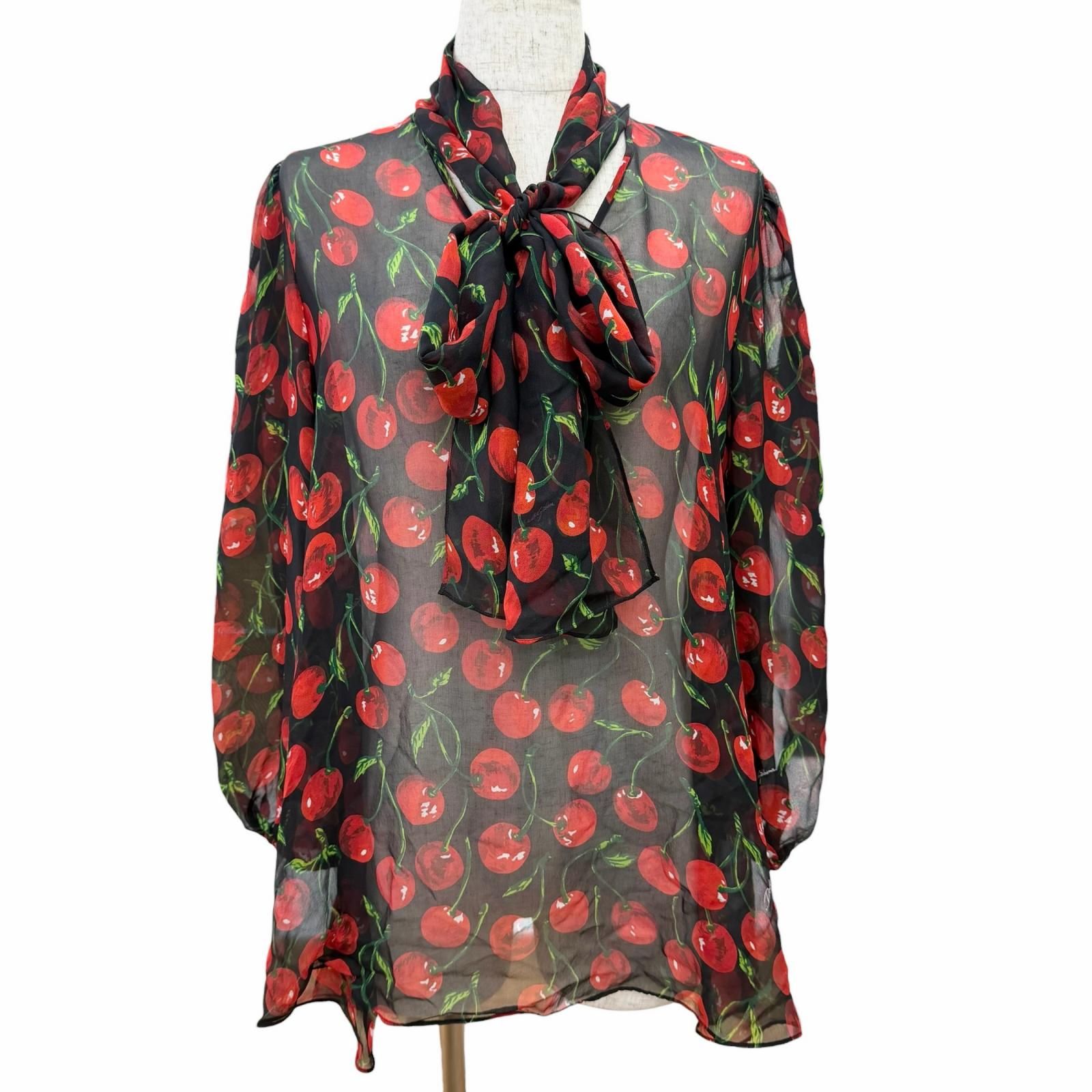 極美品△DOLCE&GABBANA ドルチェ＆ガッバーナ F778TT シルク100％ 黒タグ ボウタイ付き チェリープリント 長袖 シフォン ブラウス ブラック レッド 36 イタリア製 正規品 レディース オススメ◎