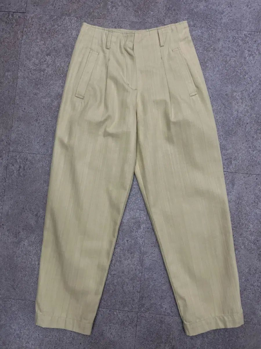 the CASHMERE ツータックパンツ (21年型)