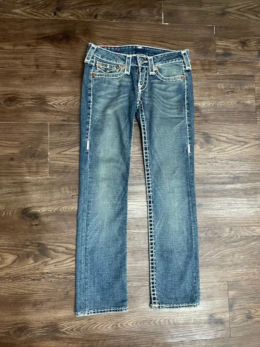 TRUE RELIGION トゥルーレリジョン USA Billlie（ビリー）SUPER Tシャツ 白 カラー スティッチ ローライズ デニム パンツ 25