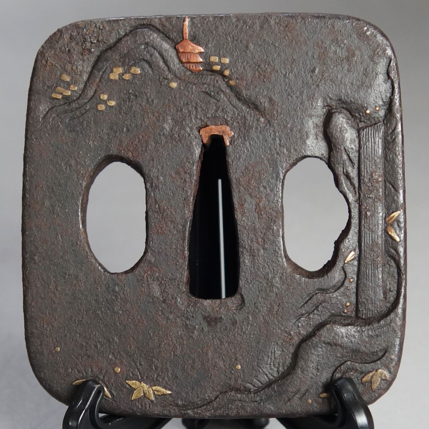 骨董逸品【瀑布山水図鍔 真鍮素銅象嵌 薄肉彫 平角形 鉄地】 日本刀 刀装具 鍔 鐔 武具 江戸 骨董 古美術 Ac26030812