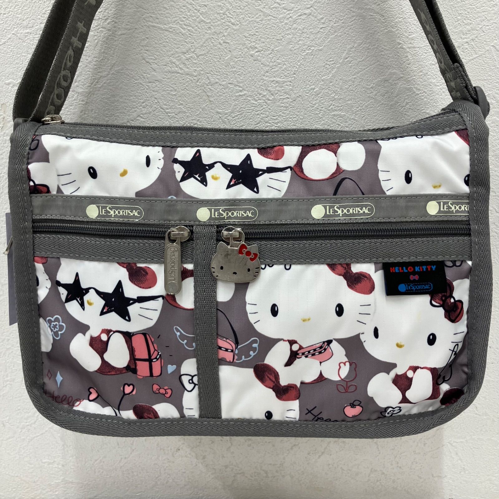 4772【良品】 LeSportsac レスポートサック ショルダーバッグ 斜めがけ 紐調節可能 マチ拡張 HelloKitty ハローキティ コラボ 総柄 グレー系 ナイロン 軽量 ロゴショルダー 45周年限定 レディース