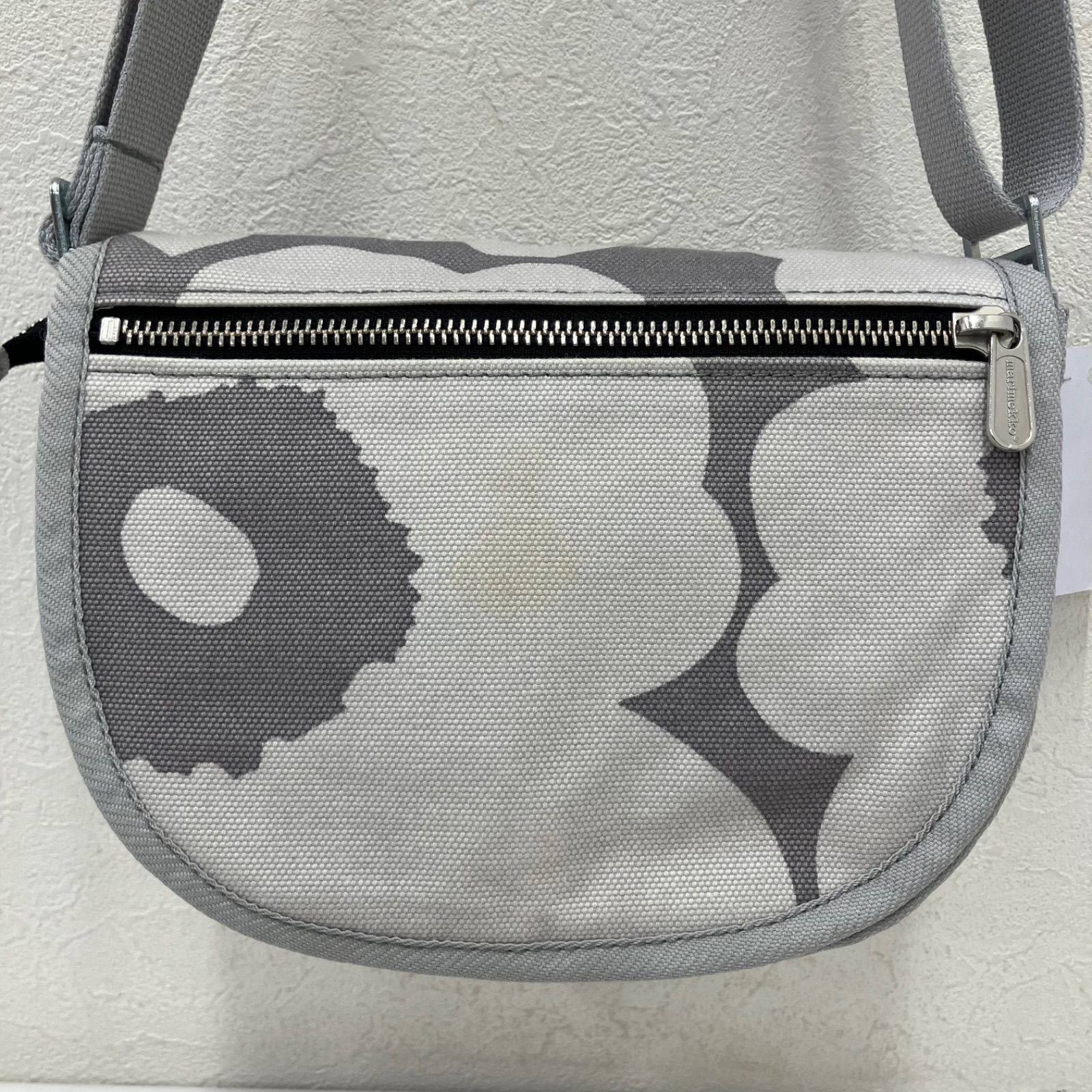 4773　marimekko　マリメッコ　KERTTU PLENI UNIKKO Ⅱ　ケルトゥ　ピエニウニッコ　ウニッコ　グレー　ライトグレー　レディース　小さめ　ミニ　キャンバス　花柄　フラワー
