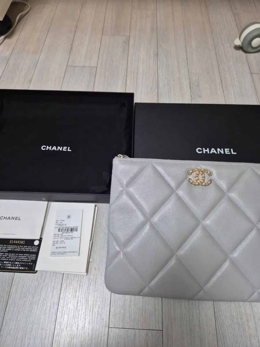 CHANEL 19 クラッチバッグ ニューミディアム ラムスキン 出品