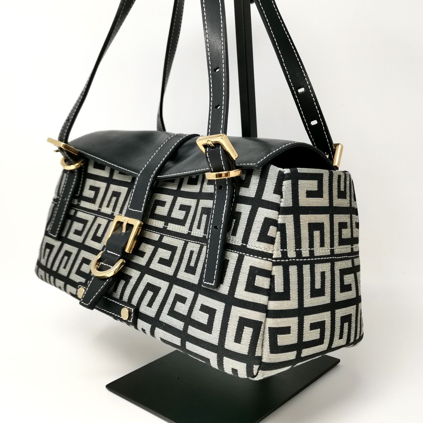 GIVENCHY ジバンシィ 4G　ロゴ ハンドバッグ レザー 中古品 管理番号 ARCAYKO1585