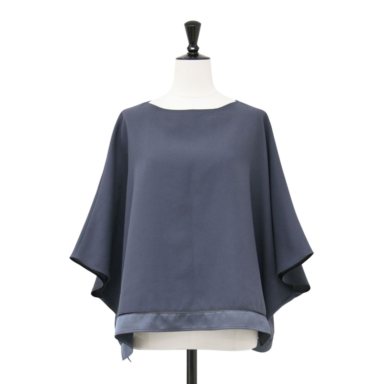 ICB アイシービー ブラウス ダルブルー サイズ:4(Ｍ) | 26春夏 クロップドブラウス / FluidBackSatin | プルオーバー ショート丈 フレア ラウンドネック 半袖 フレンチスリーブ サテン | トップス【レディース】【中古】