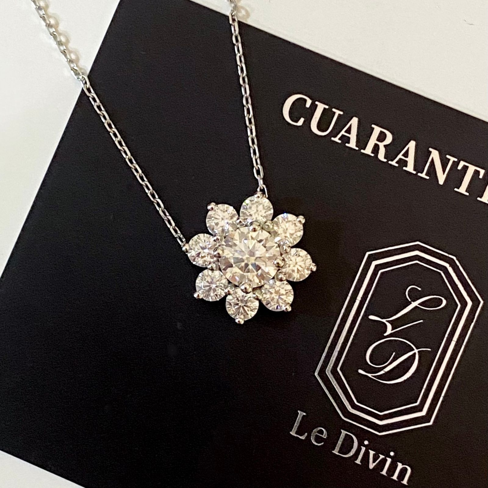【熟練職人手造り】モアサナイト0.8ct　フラワーネックレス　Silver925プラチナ仕上げ　【NK10001】