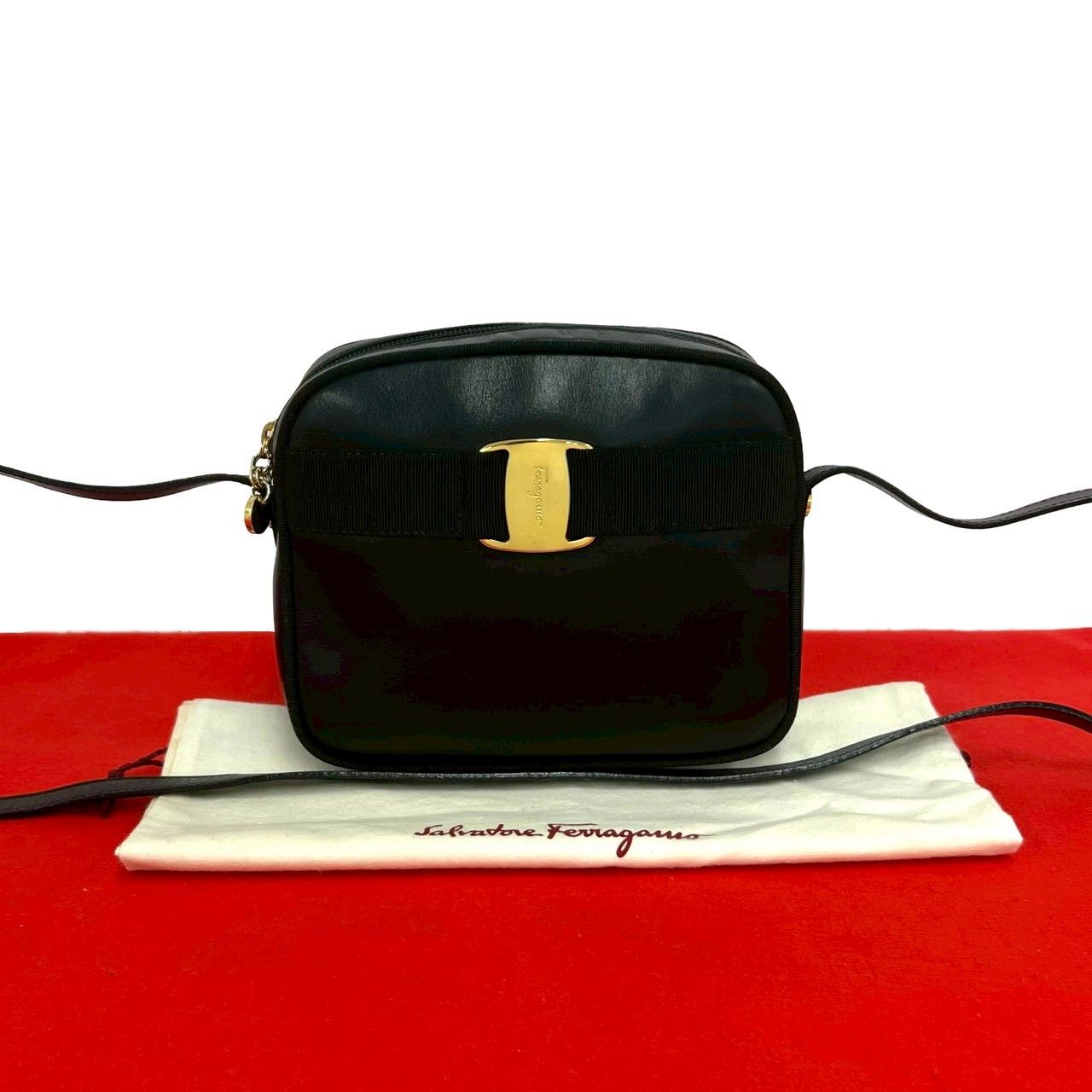 極 美品 袋付き Salvatore Ferragamo サルヴァトーレフェラガモ ヴィンテージ ヴァラリボン 金具 レザー ショルダーバッグ ブラック 03279