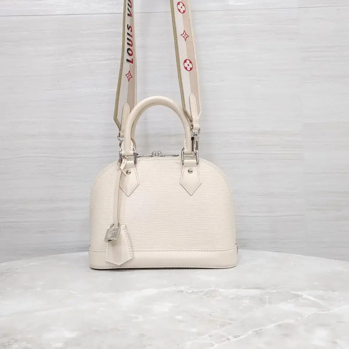 Louis Vuitton アルマ BB エピ クオーツ 白 M58706