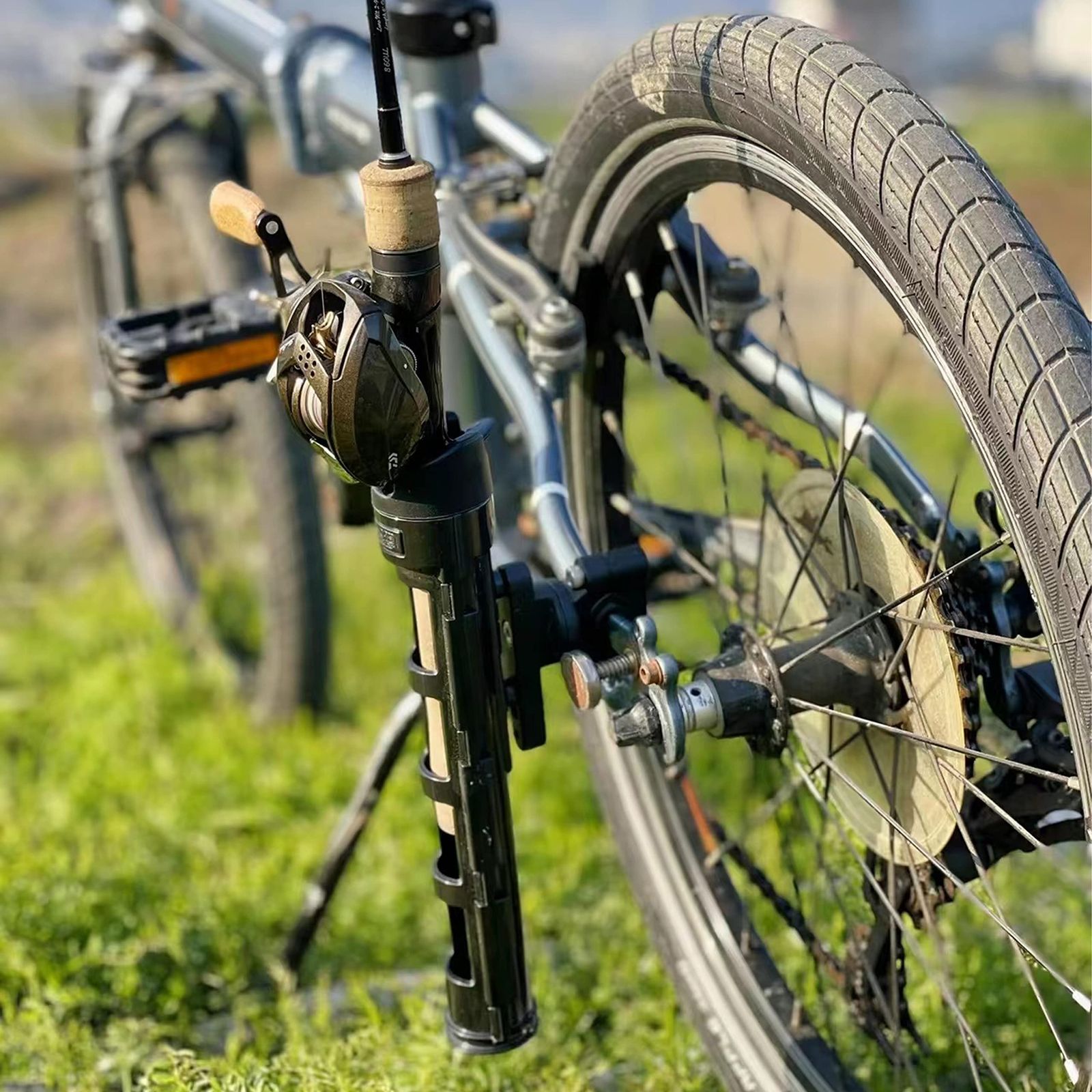 OUTDOORWEI 自転車釣り竿ホルダー - 釣り竿はバイクにしっかりと取り付けられます - 安全で安全 - 取り付けが簡単 [ブラック]