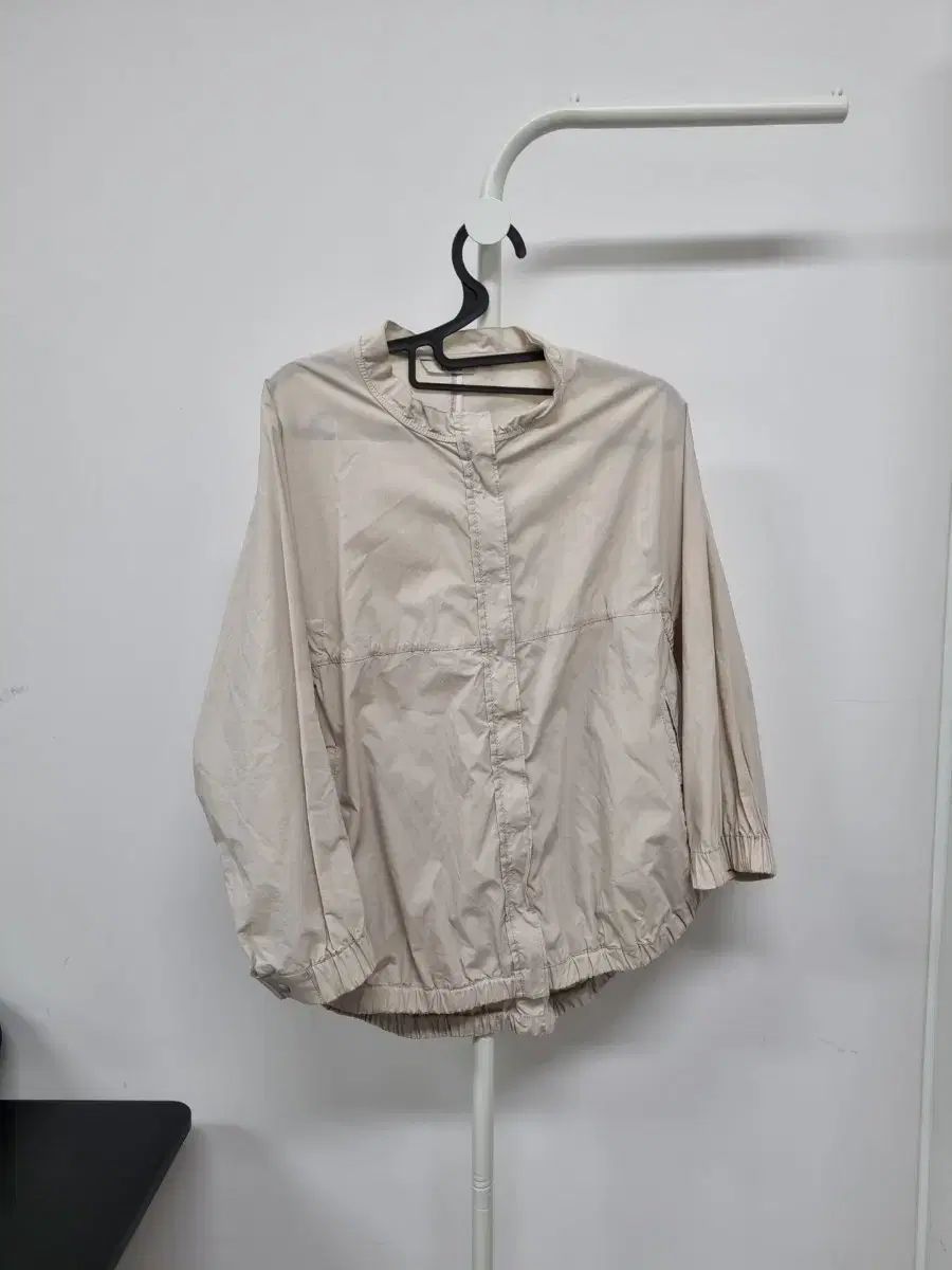 BCBG ベージュ色 ウィンドブレーカー アウター 85