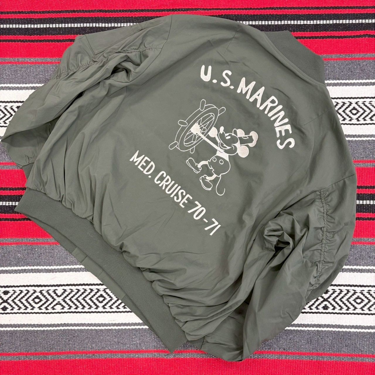 新品◎U.S.MARINES×アメコミ刺繍【フライト ジャケット】MA-1ミリタリー ベトジャン ビンテージテイスト スカジャン スーベニア バイカー 50s ボンバー 未使用 撥水 ストレッチ ナイロン カーキ XL/A018