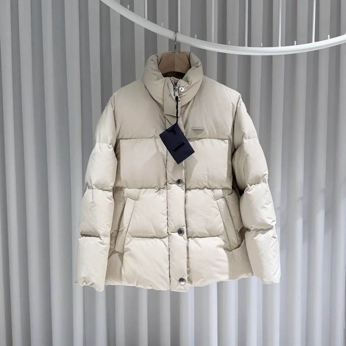(S+級/40) / PRADA プラダ 三角ロゴ テクニカル ダウン ジャケット デザートベージュ 274,599円