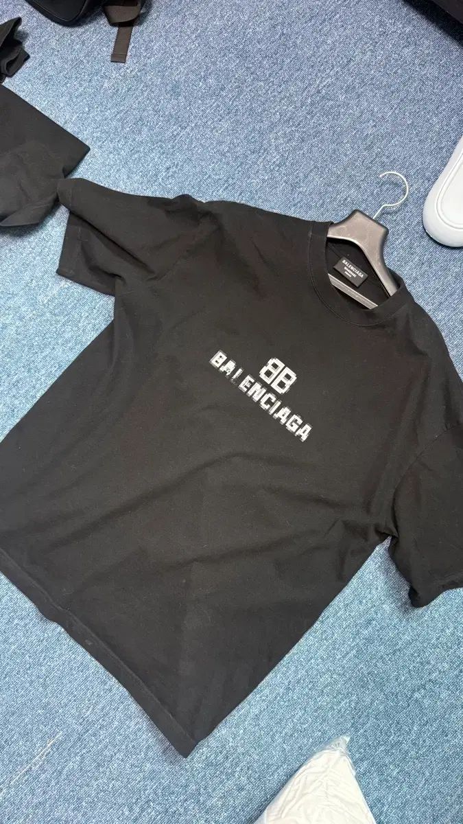 バレンシアガ ピクセルロゴ 半袖Tシャツ