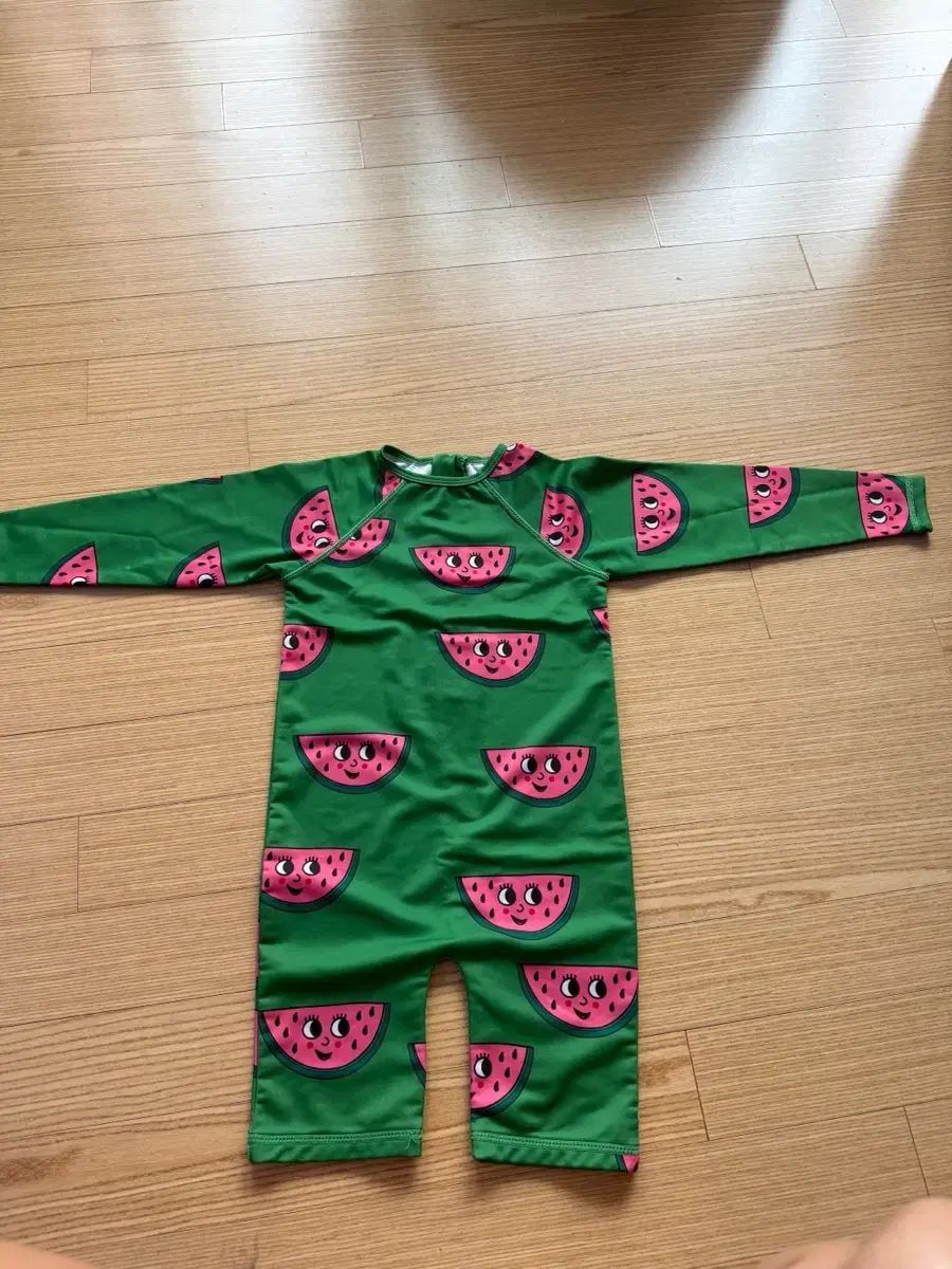 ヒューゴ スティッキーが大好き TIkI 子供 ラッシュガード 水着 スイカプリント