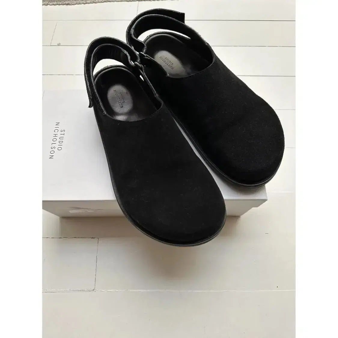 新品 Studio Nicholson(スタジオニコルソン) スウェード バックルストラップ klogg クロッグ ブラック 42サイズ