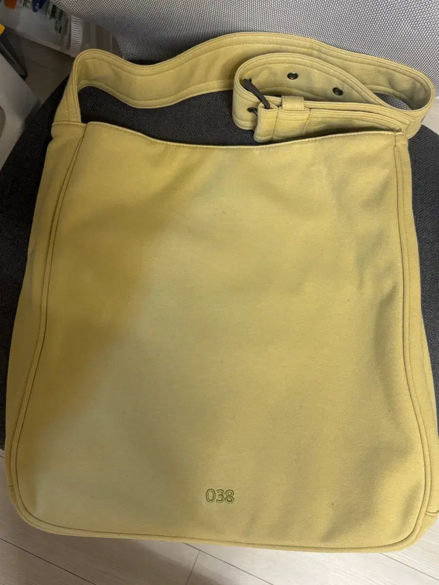 ISSEY MIYAKE 038ラウンド スウェット クロスバック 黄色