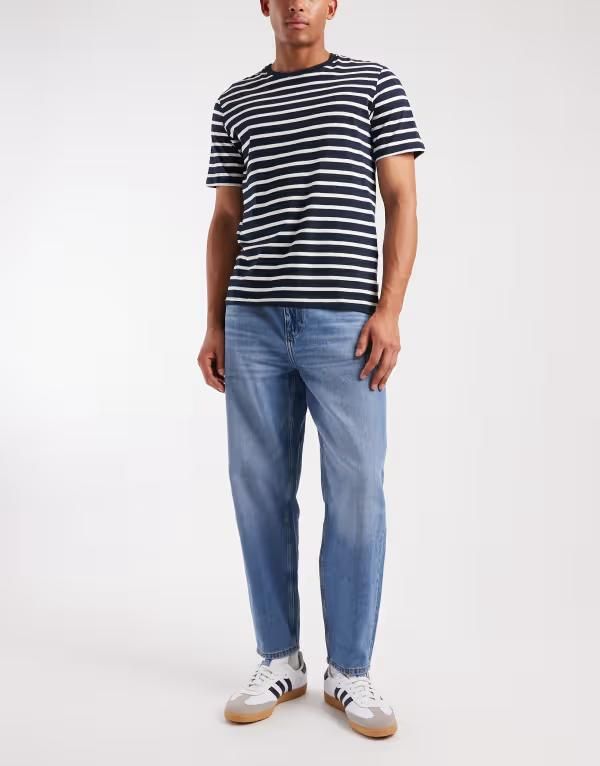 エイソス メンズ ボトムス デニムパンツ ジーンズ ASOS DESIGN relaxed tapered jeans in mid wash Mid wash blue ブルー