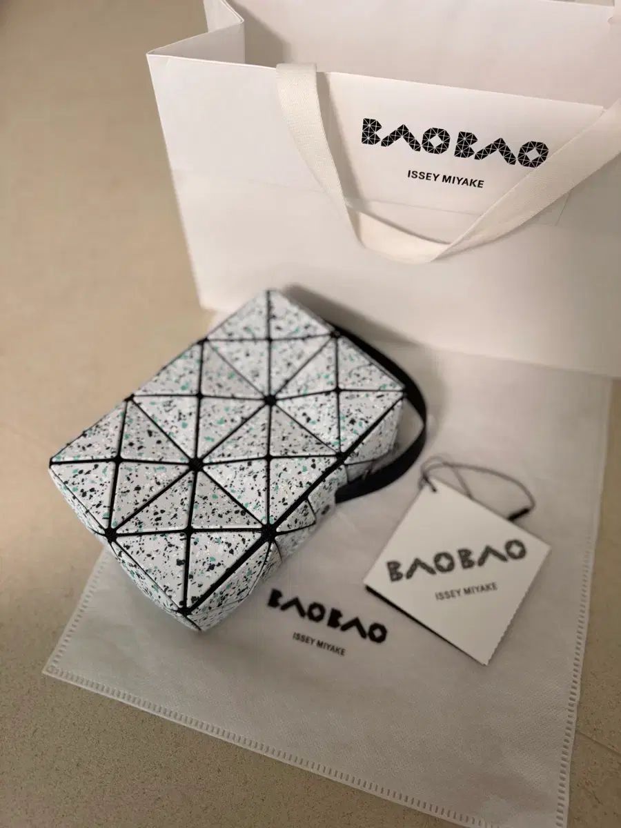 BAO BAO ISSEY MIYAKE バオバオイッセイミヤケ シティ クロスバック ショルダーバッグ
