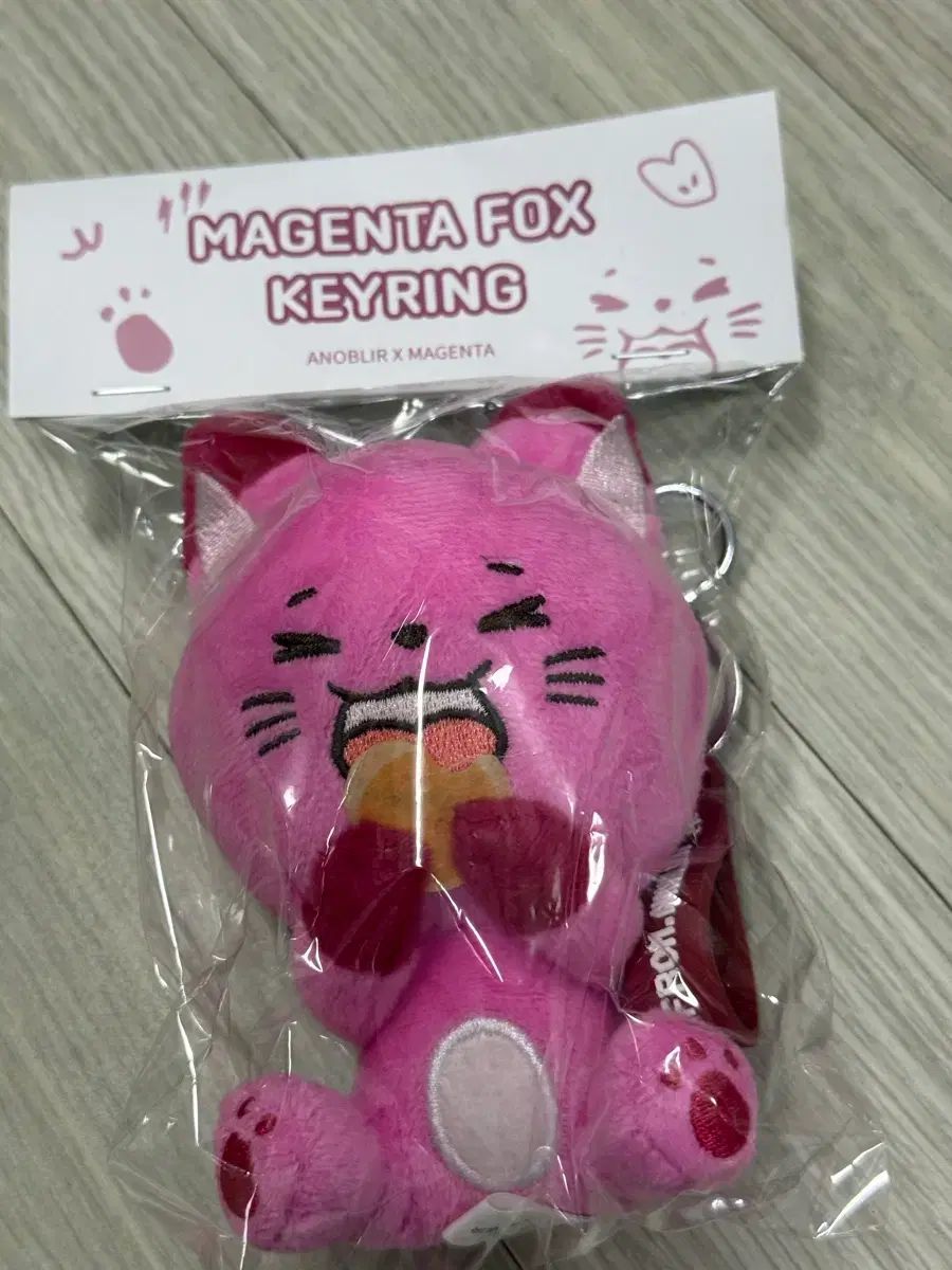 QWER アノブリアー x マゼンタ コラボ キーリング 未開封 出品