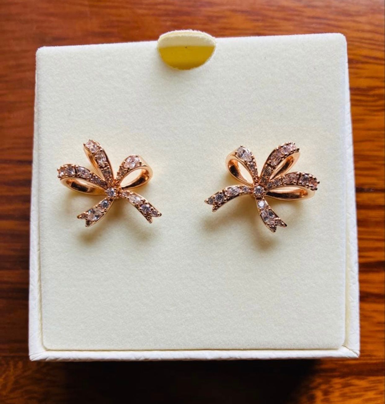 新品　スワロフスキー SWAROVSKI ピアス Volta リボン