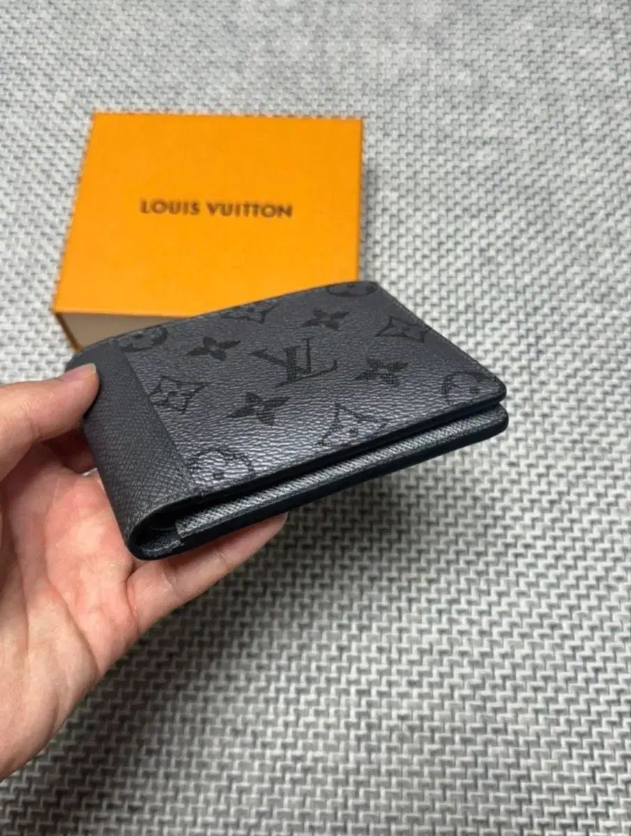 Louis Vuitton ルイヴィトン ガンメタル 二つ折り財布