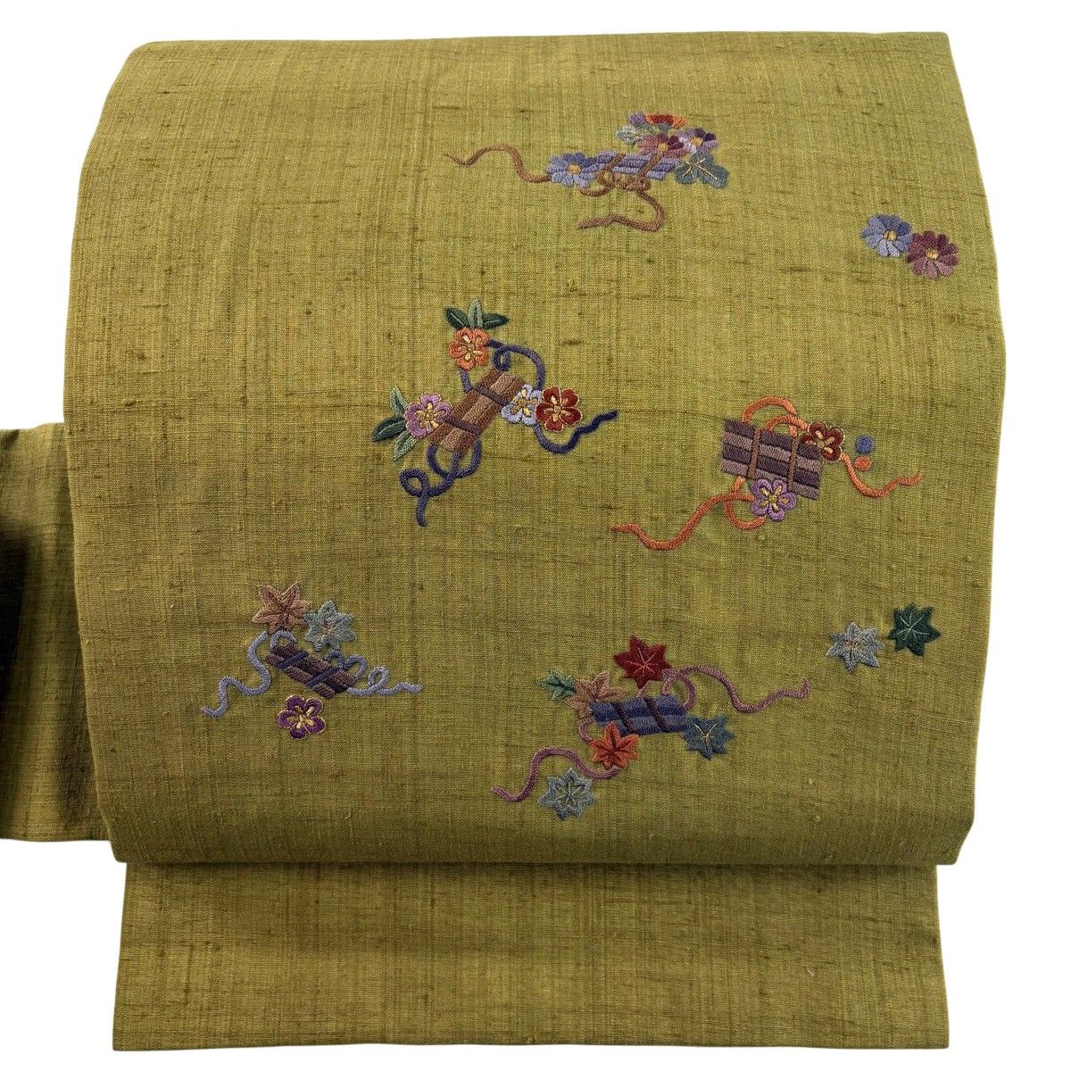 名古屋帯 秀品 紬地 花筏 菊 刺繍 金糸 鶯色 正絹 【中古】