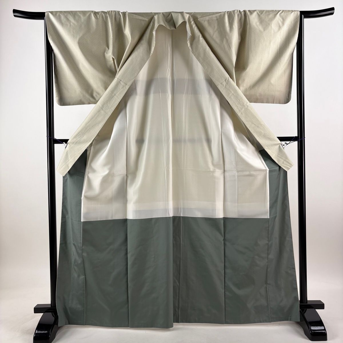 【美品】 大島紬 身丈168.5cm 裄丈67cm M 袷 奄美絣 証紙 幾何学 クリーム 正絹 名品 【中古】