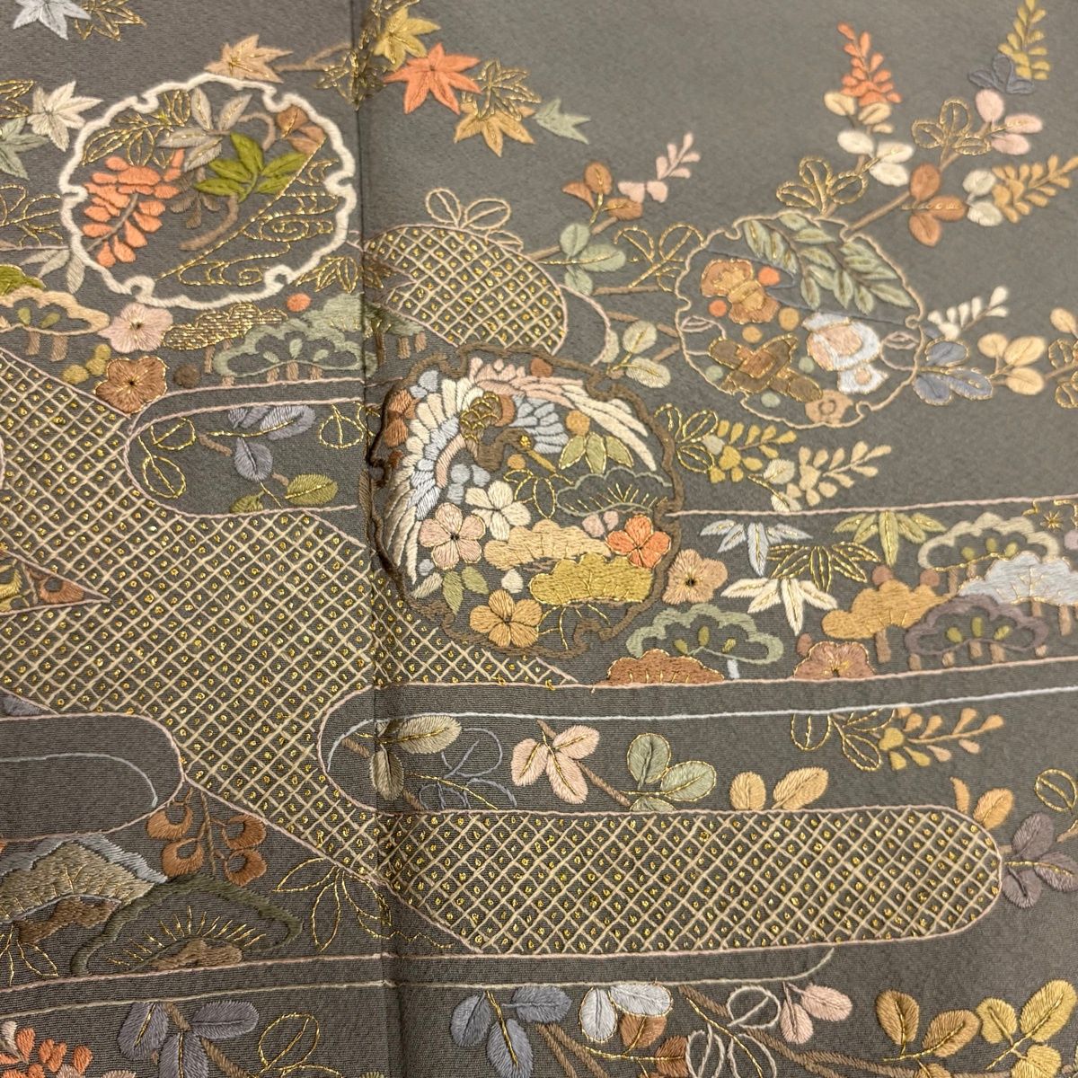【美品】 訪問着 身丈165cm 裄丈66cm M 袷 ヱ霞 萩 金糸 刺繍 灰茶 正絹 名品 【中古】 【美品】 訪問着 身丈165cm 裄丈66cm M 袷 ヱ霞 萩 金糸 刺繍 灰茶 正絹 名品 【中古】