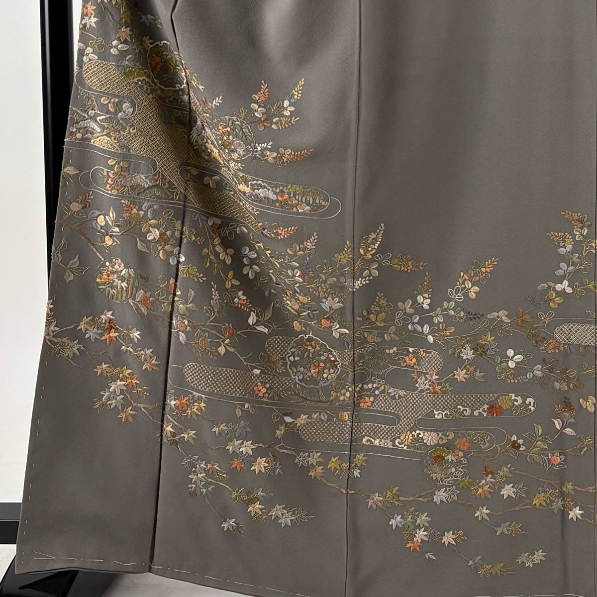 【美品】 訪問着 身丈165cm 裄丈66cm M 袷 ヱ霞 萩 金糸 刺繍 灰茶 正絹 名品 【中古】 【美品】 訪問着 身丈165cm 裄丈66cm M 袷 ヱ霞 萩 金糸 刺繍 灰茶 正絹 名品 【中古】
