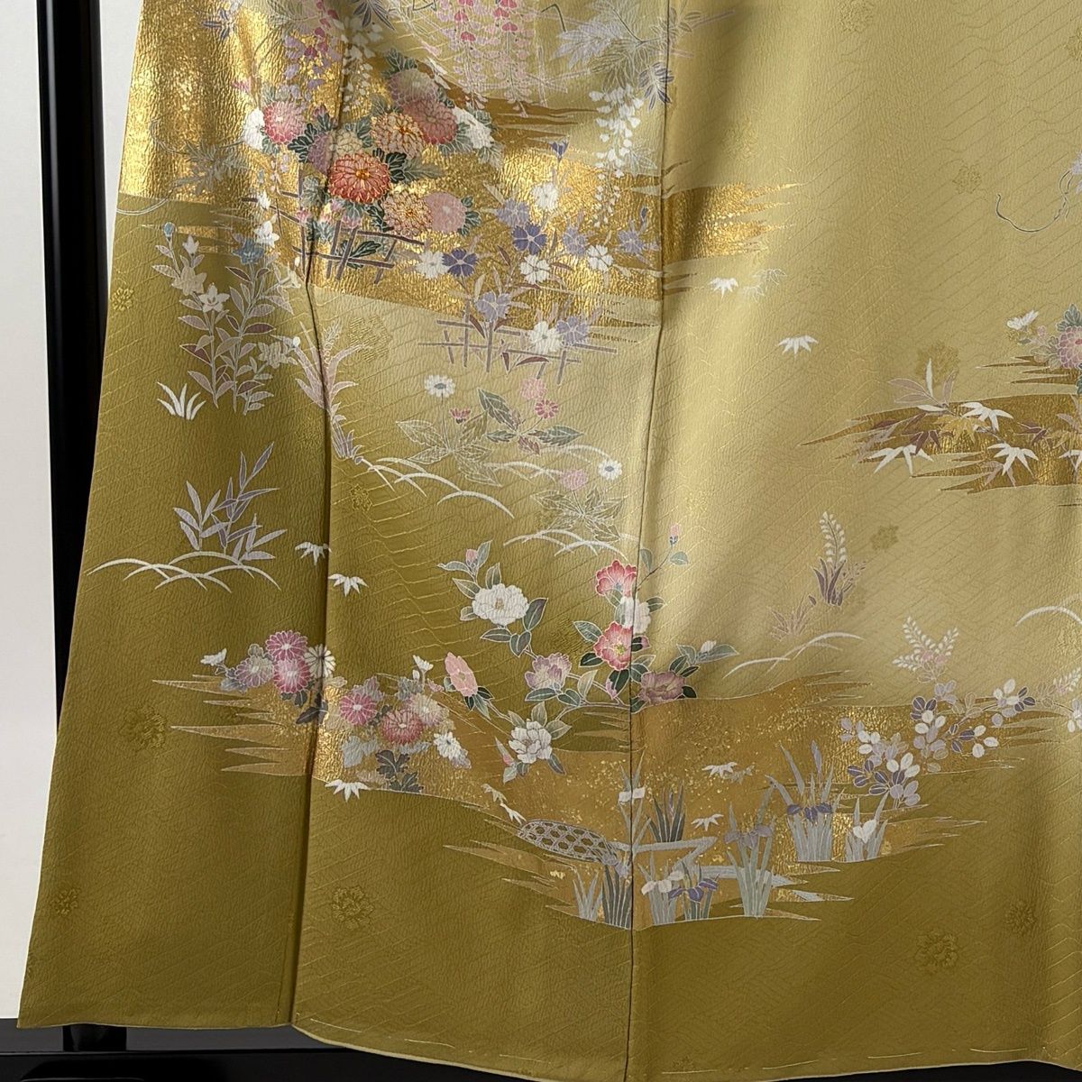 【美品】 訪問着 身丈158cm 裄丈66cm M 袷 霞 草花 金糸 金彩 薄黄土色 正絹 名品 一つ紋 【中古】