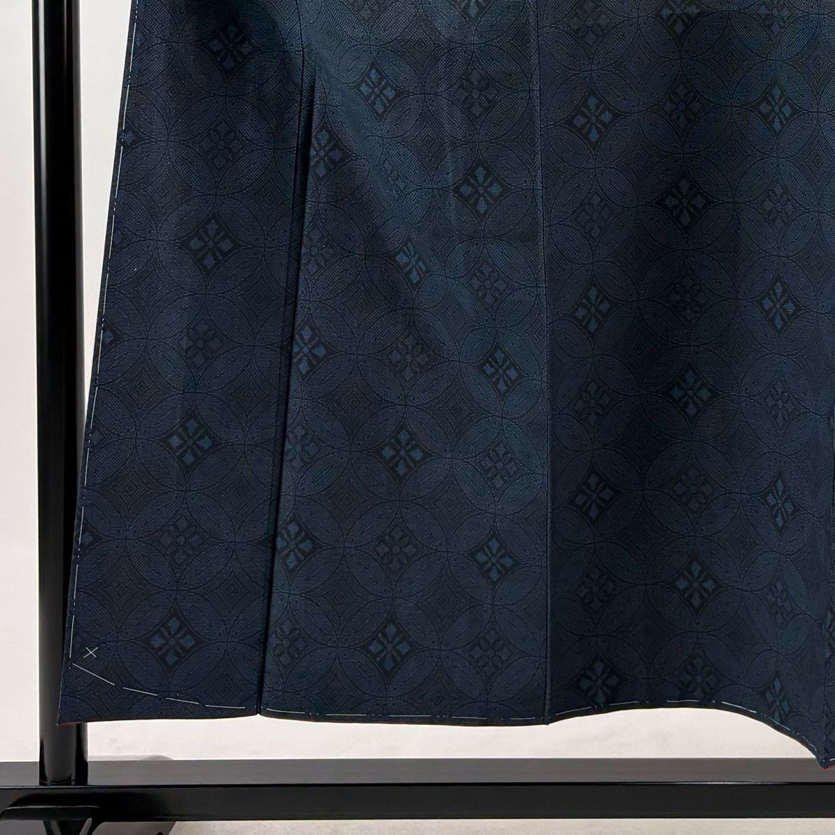 【美品】 紬 身丈155cm 裄丈62cm S 袷 落款 証紙 七宝 花菱 紺色 正絹 名品 【中古】