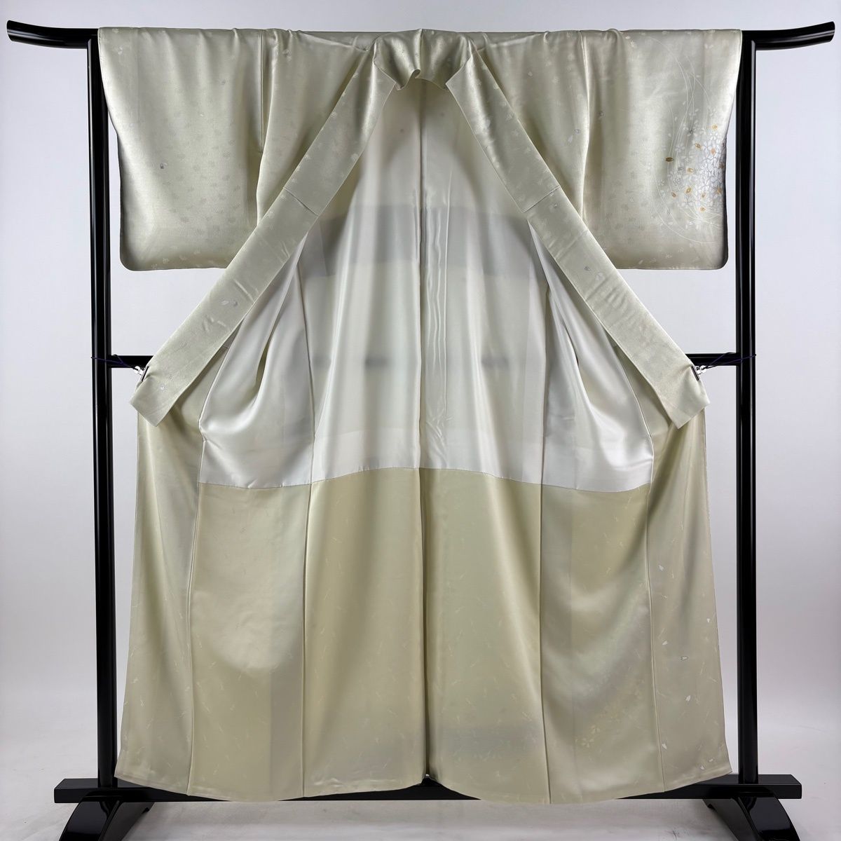 付下げ 身丈157cm 裄丈64.5cm M 袷 桜 花びら 金銀彩 ぼかし 薄緑 正絹 名品 【中古】